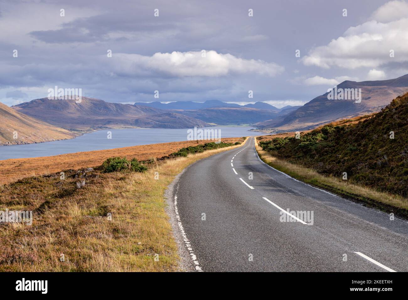 Straße entlang Little Loch Broom im schottischen Hochland Stockfoto