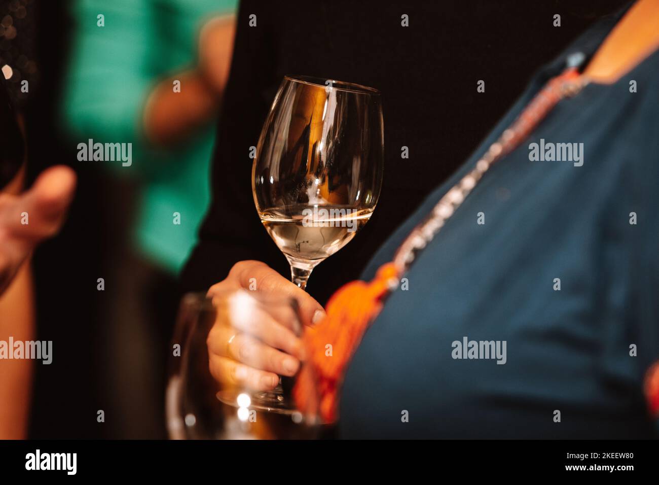 Ein Glas Premium-Weißwein mit Freunden und Weinliebhabern. Stockfoto
