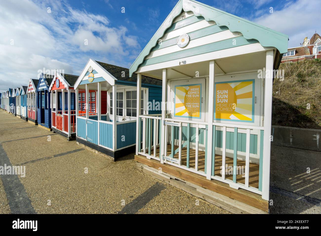 Blick entlang der Reihe von mehrköligen Strandhütten an der Southwold Promenade Stockfoto