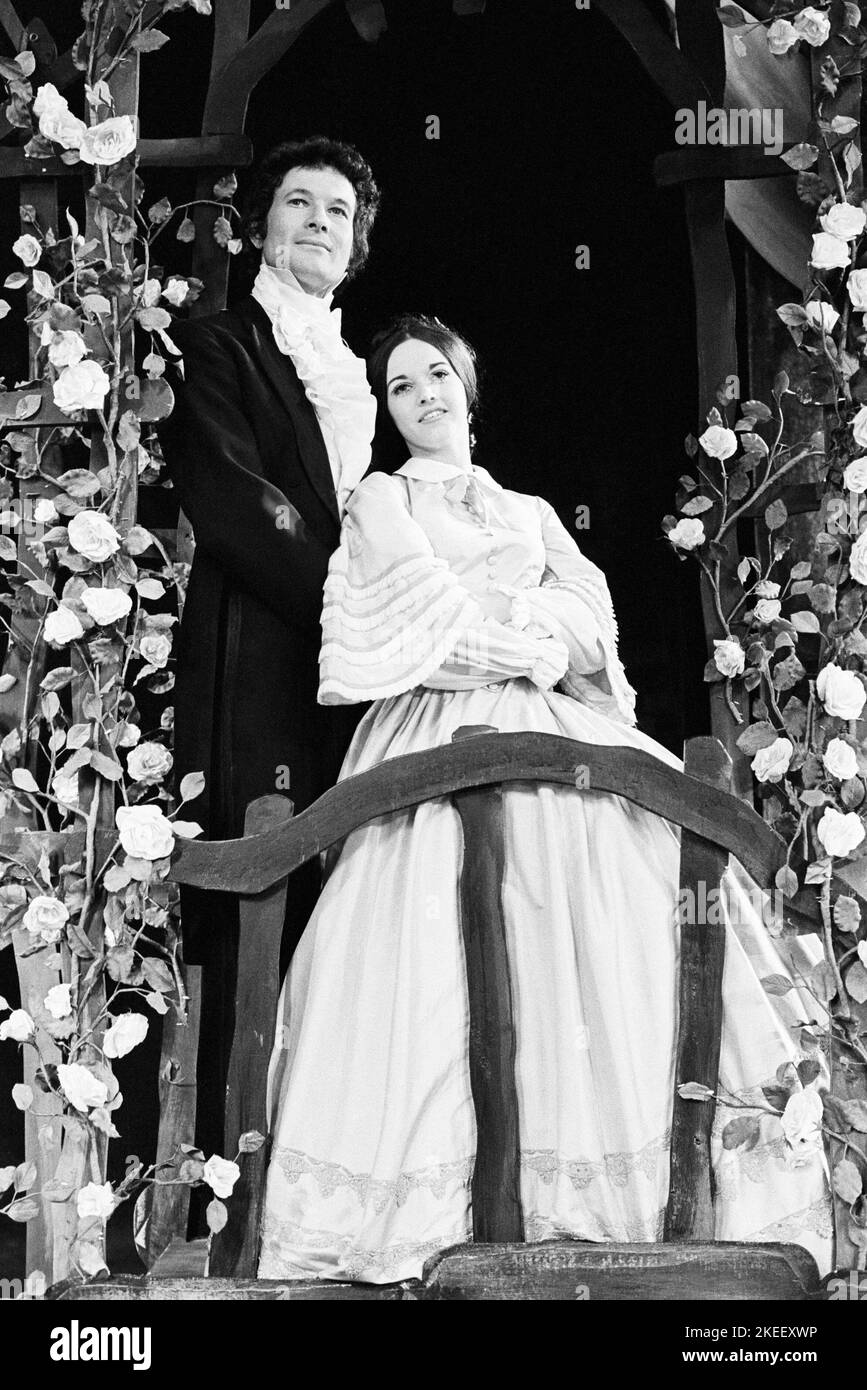 John Watts (Arthur Gower), Gemma Craven (Rose Trelawny) in TRELAWNY at Sadler’s Wells, London EC1 27/06/1972 Basierend auf dem Stück ‘Trelawny of the Wells’ von Sir Arthur Wing Pinero Musik & Texte: Julian Slide book: Aubrey Woods Design: Alexander McPherson Beleuchtung: Jeremy Golden Choreographie: Bob Stevenson Regie: Val May Stockfoto