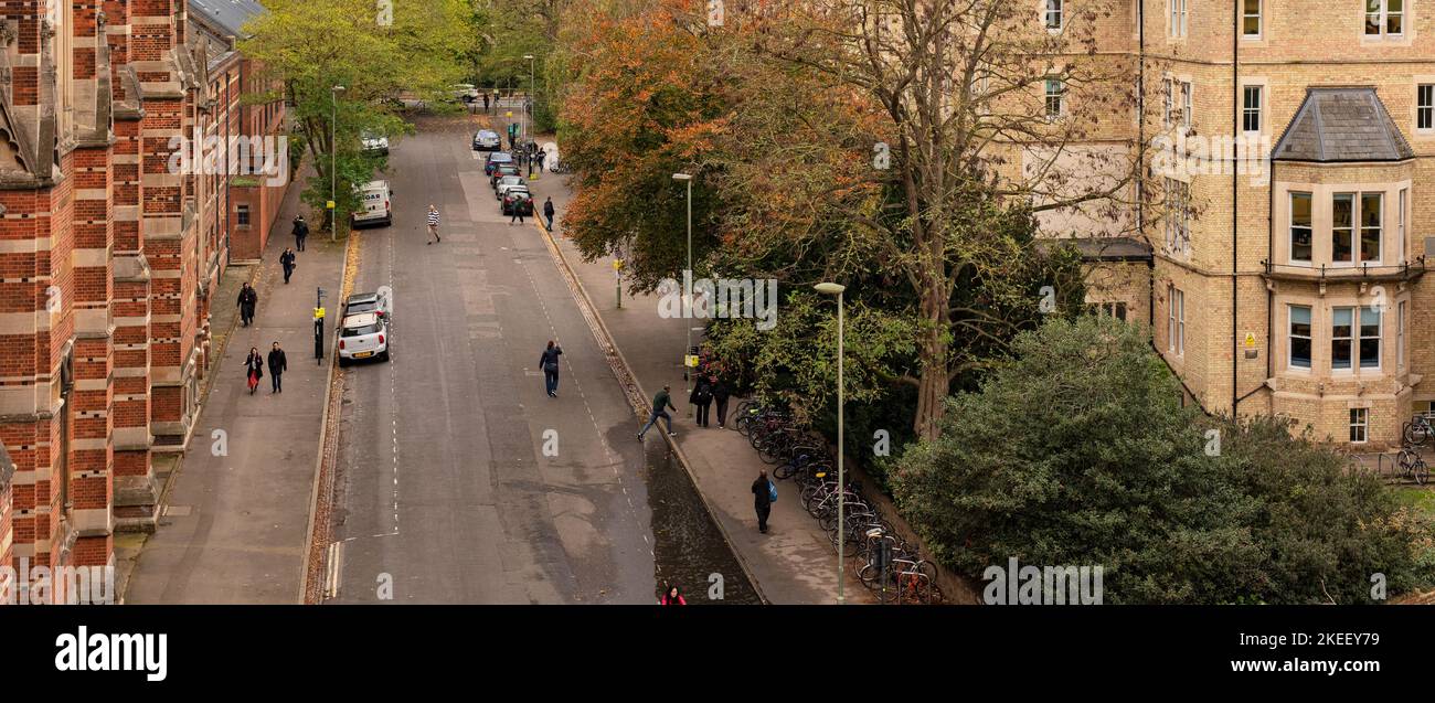 Vom Beecroft-Gebäude, dem Physikzentrum der Universität Oxford, dem Keble College und der Keble Road aus hat man einen Blick in den hohen Winkel Stockfoto