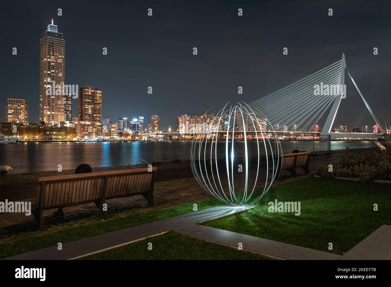 Lichtmalerei in Rotterdam Niederlande - Erasmusbrücke bei Nacht Stockfoto