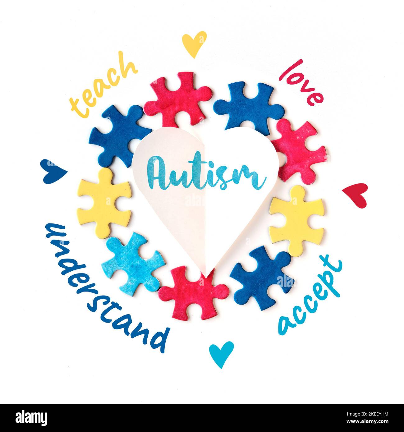 Welttag Des Autismus. Puzzle Stücke um Papier Herz mit Wort Autismus. Worte lieben, lehren, akzeptieren, verstehen. Kampagnendesign. Flach liegend Stockfoto