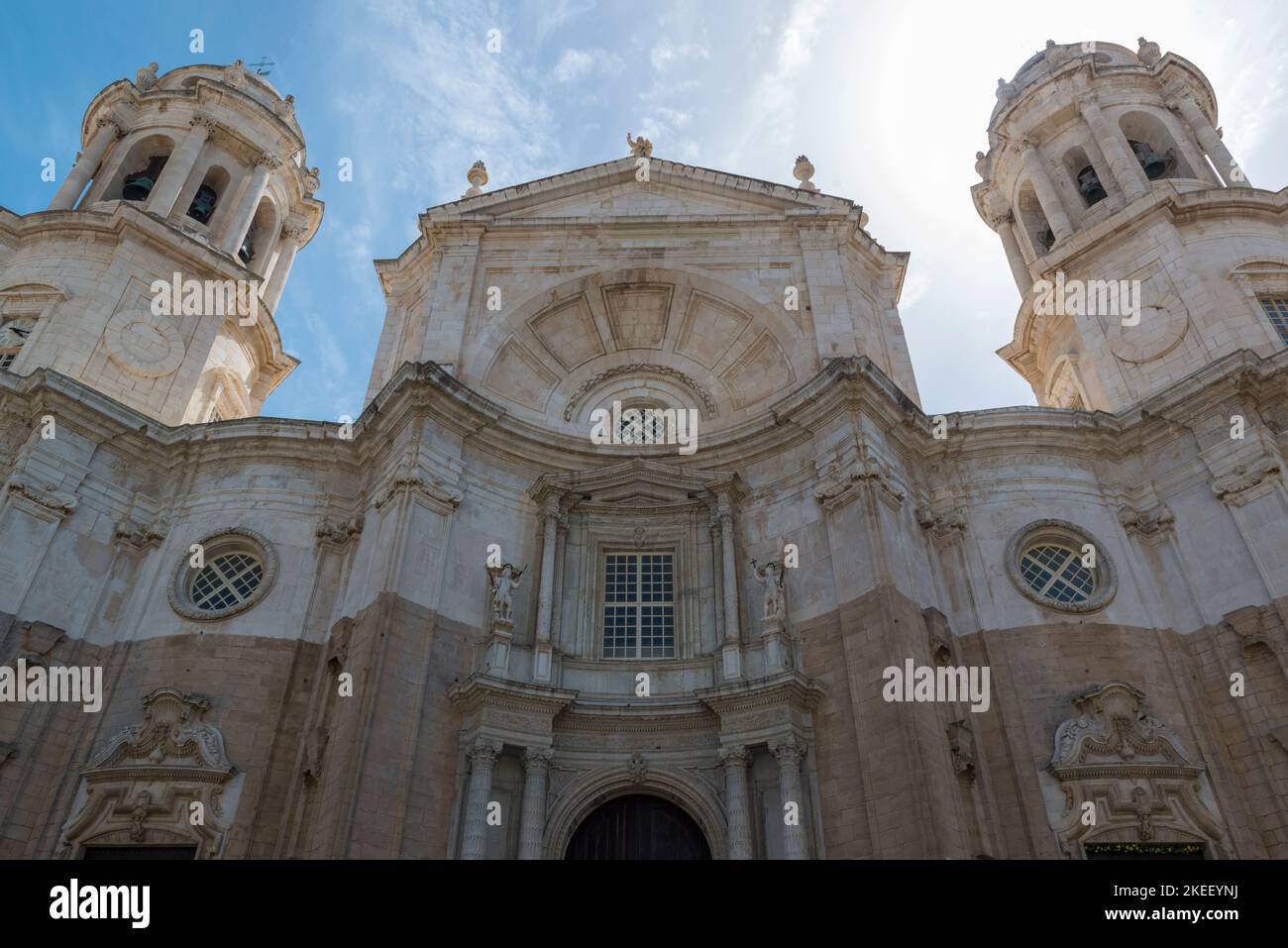 Die Catedral de Cediz von unten gesehen. Cárez, Provinz Andalusien, Spanien. Stockfoto