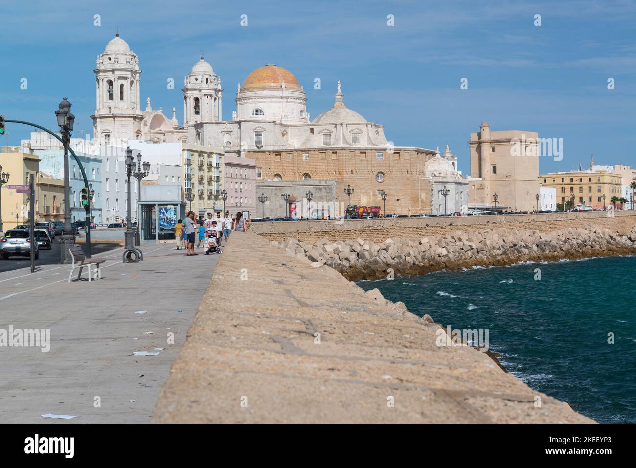 Promenade entlang der Küste mit der Catedral de Cediz im Hintergrund. Cárez, Provinz Andalusien, Spanien Stockfoto