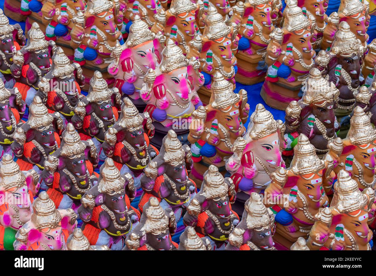 Kollektionen von Ganapthi-Idolen sind im Straßenladen zu sehen Stockfoto