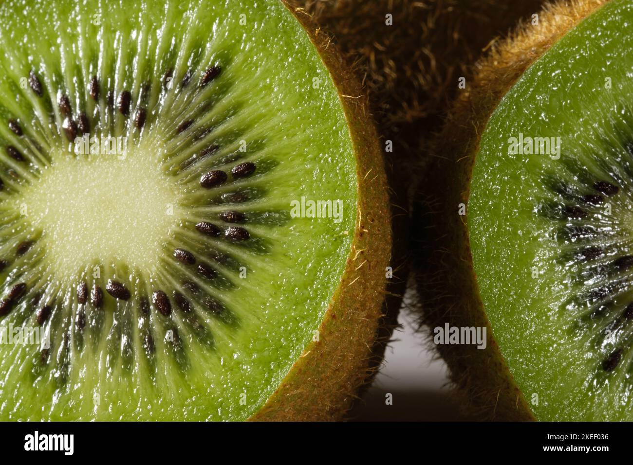 Nahaufnahme von in Scheiben geschnittenen Kiwi-Früchten auf weißem Hintergrund. Stockfoto