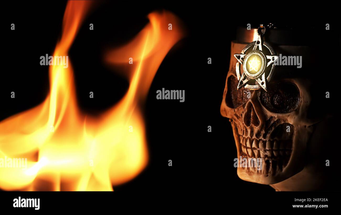 Griechenland und Babylonien Religionssymbol Pentagramm auf Schädelkopf und Feuerfoto Stockfoto