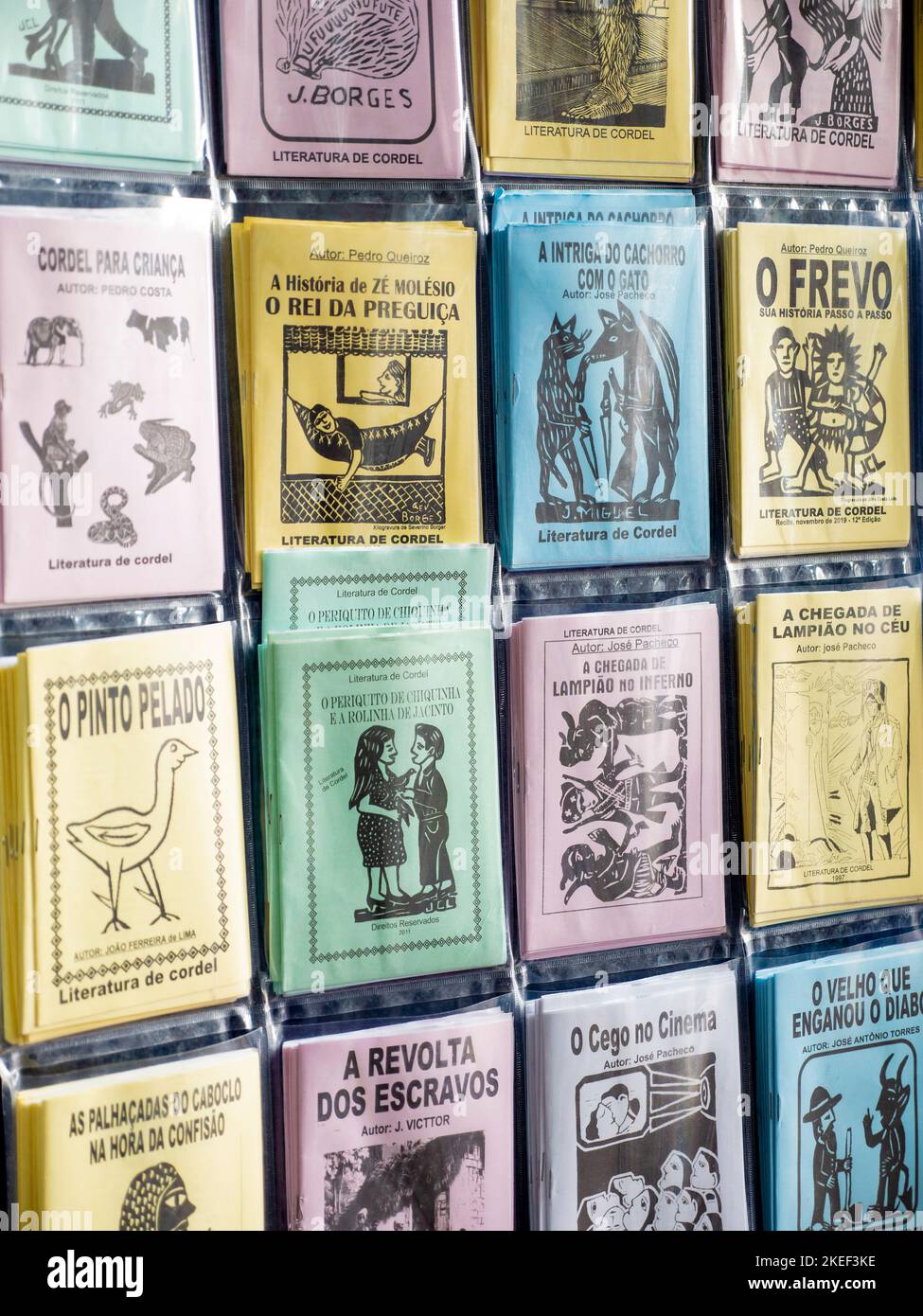 Die brasilianische Literatura de Cordel sind ein kleines Büchlein mit Witzen und lokalen Legenden, die in der Stadt Olinda in Pernambuco, Brasilien, an Touristen verkauft werden. Stockfoto