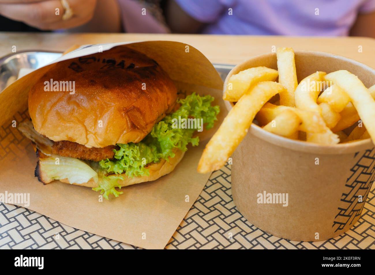 Junk Food auf dem Teller auf dem Holztisch aus der Nähe Stockfoto