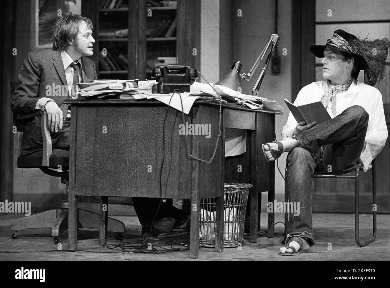 l-r: James Bolam (Ben Butley), Eric Carte (Mr Gardner) in BUTLEY von Simon Gray am Arts Theatre, Cambridge, England 1973 eine Cameron Mackintosh Production UK Tour Stockfoto