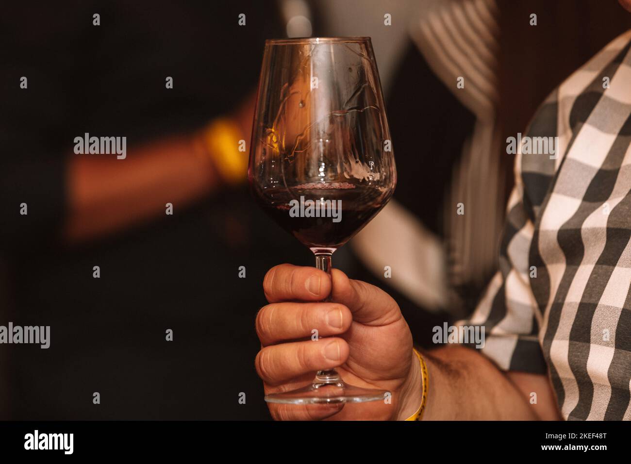 Wir öffnen eine Flasche Wein für eine große Freundschaft mit Weinliebhabern Stockfoto