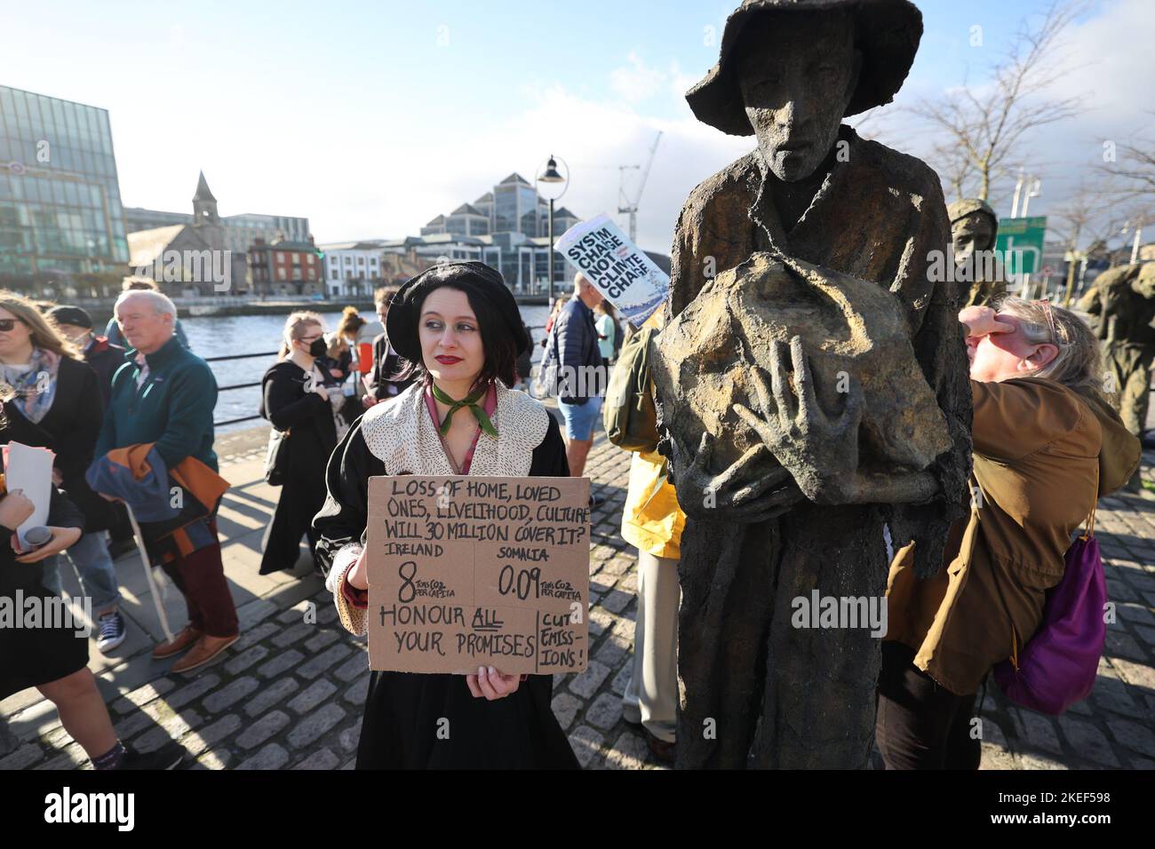 Emma Norse von Co. Wicklow hält ein Plakat während eines Protestes vor den irischen Hungersnot Memorial Statuen in der Stadt als ihren Beitrag zum Global Day of Climate Action. Bilddatum: Samstag, 12. November 2022. Stockfoto