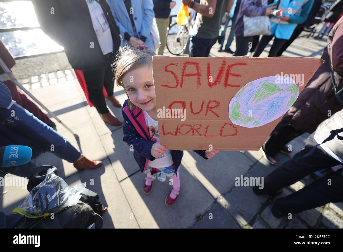 Edith McAuley Swann, fünf, hält ein Plakat während eines Protestes vor den irischen Hungersnot Memorial Statuen in der Stadt als ihren Beitrag zum Global Day of Climate Action. Bilddatum: Samstag, 12. November 2022. Stockfoto