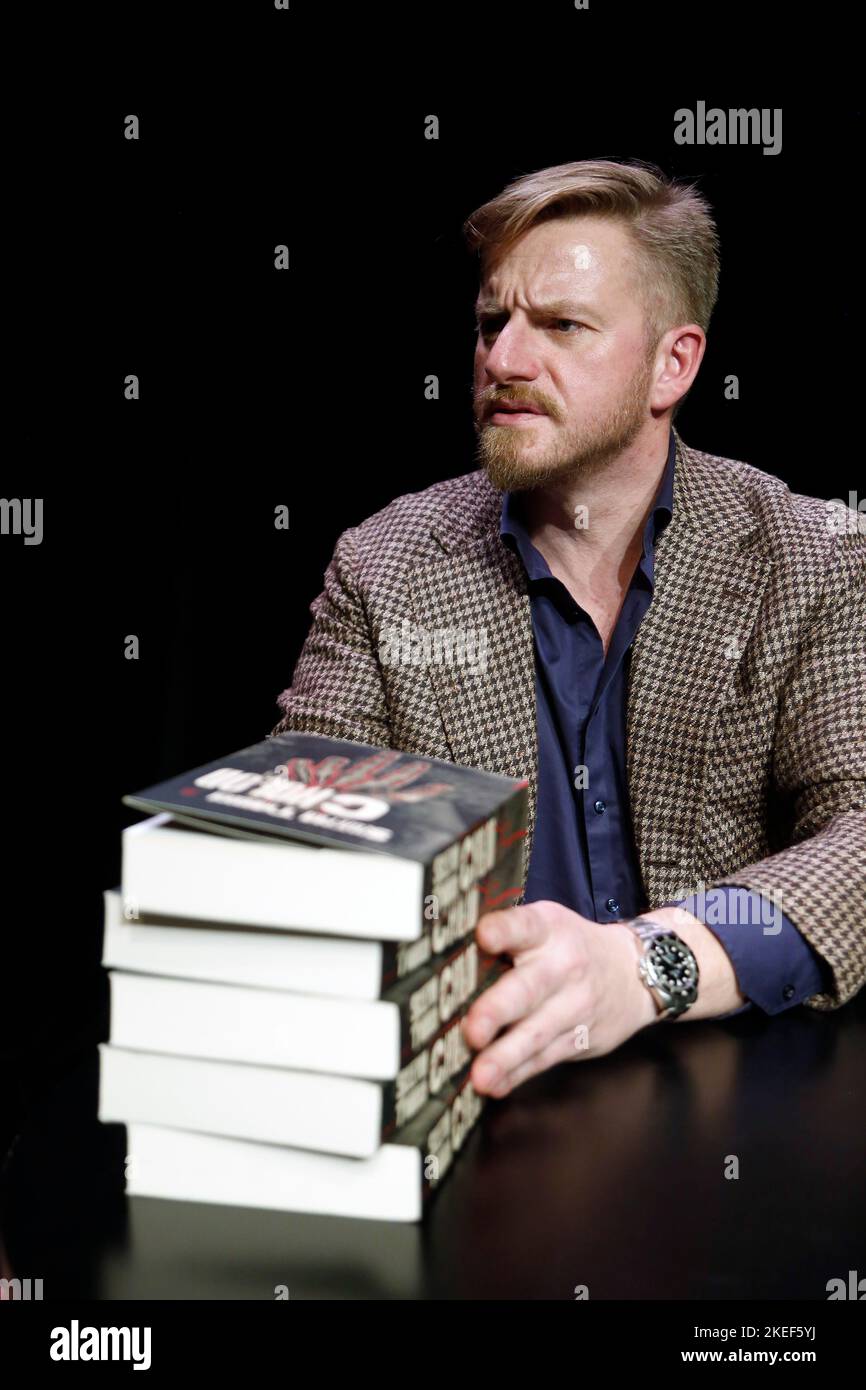 Am 7. November fand im Schlesischen Theater in Katowice, Polen, die Promotion des neuen Buches "Cholod" des polnischen Schriftstellers Szczepan Twardoch statt. Nach dem Stockfoto