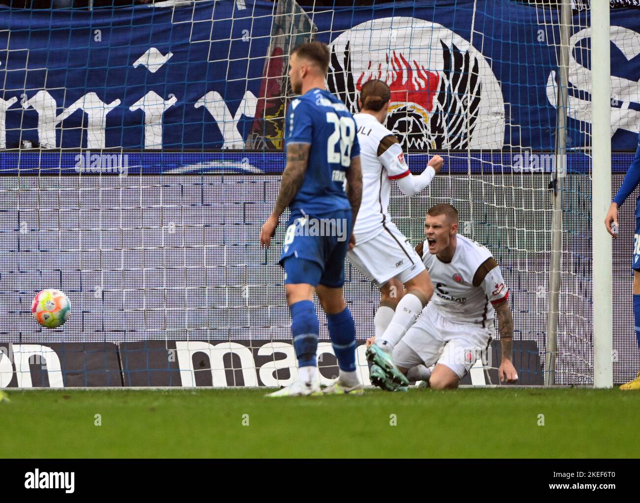 12. November 2022, Baden-Württemberg, Karlsruhe: Fußball, 2. Bundesliga, Karlsruher SC - FC St. Pauli, Matchday 17, BBBank Wildpark: St. Paulis Eric Smith (r) trifft das Tor auf 3:3. Foto: Uli Deck/dpa - WICHTIGER HINWEIS: Gemäß den Anforderungen der DFL Deutsche Fußball Liga und des DFB Deutscher Fußball-Bund ist es untersagt, im Stadion und/oder des Spiels aufgenommene Fotos in Form von Sequenzbildern und/oder videoähnlichen Fotoserien zu verwenden oder zu verwenden. Stockfoto