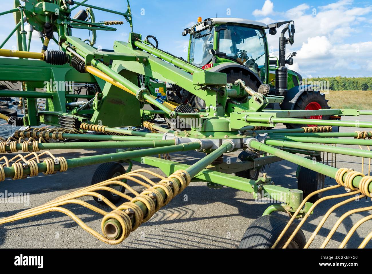 Nahaufnahme eines Zettlers mit Tracor im Hintergrund Stockfoto