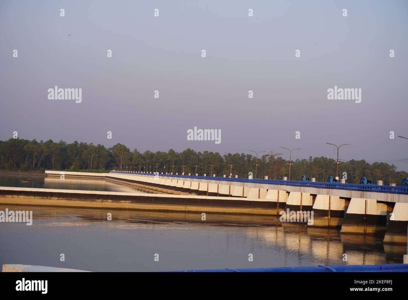 'Tista' Brücke über Wolga Fluss in Uljanowsk, Russland Luftaufnahme bei Sonnenuntergang Stockfoto