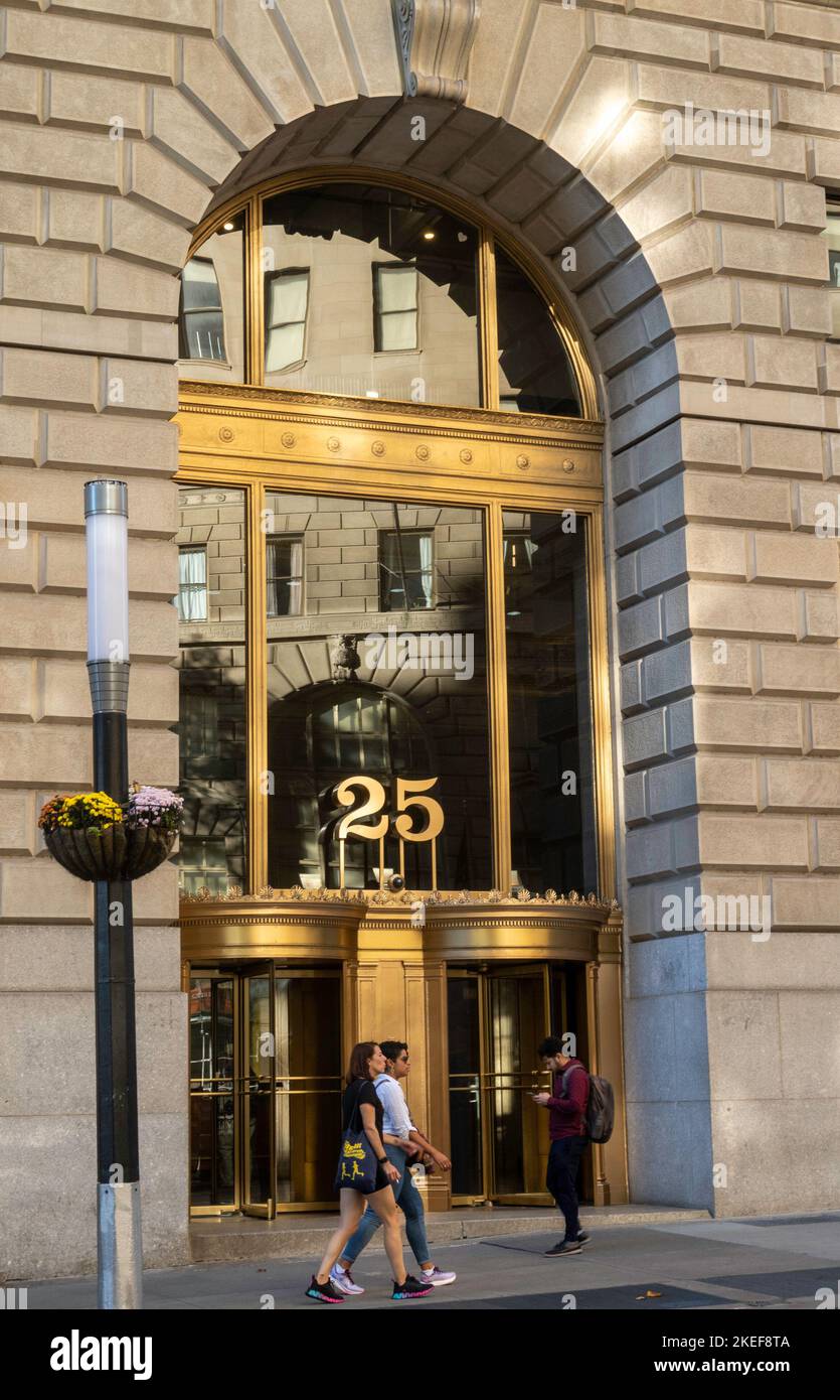 Das historische Cunard Building am 25 Broadway ist ein Wahrzeichen im Finanzviertel von New York City, USA 2022 Stockfoto