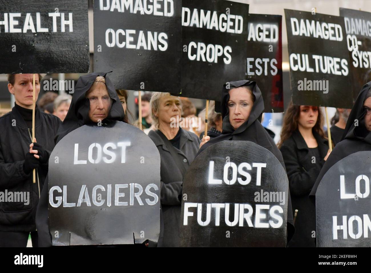 Edinburgh Schottland, Großbritannien 12. November 2022. Klimaaktivisten treffen sich am St. Andrew Square und marschieren im Rahmen eines Global Day of Action vor dem schottischen Parlament, der Maßnahmen zur Verhinderung extremer Klimaänderungen fordert. Credit sst/alamy live News Stockfoto