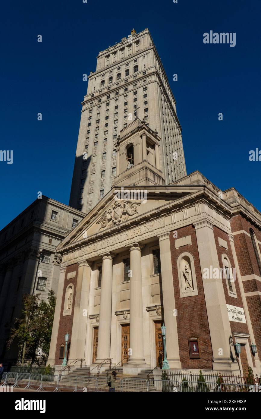 Die römisch-katholische Kirche Saint Andrew befindet sich in der Innenstadt von Manhattan in der Nähe des Police plaza, New York City, USA 2022 Stockfoto