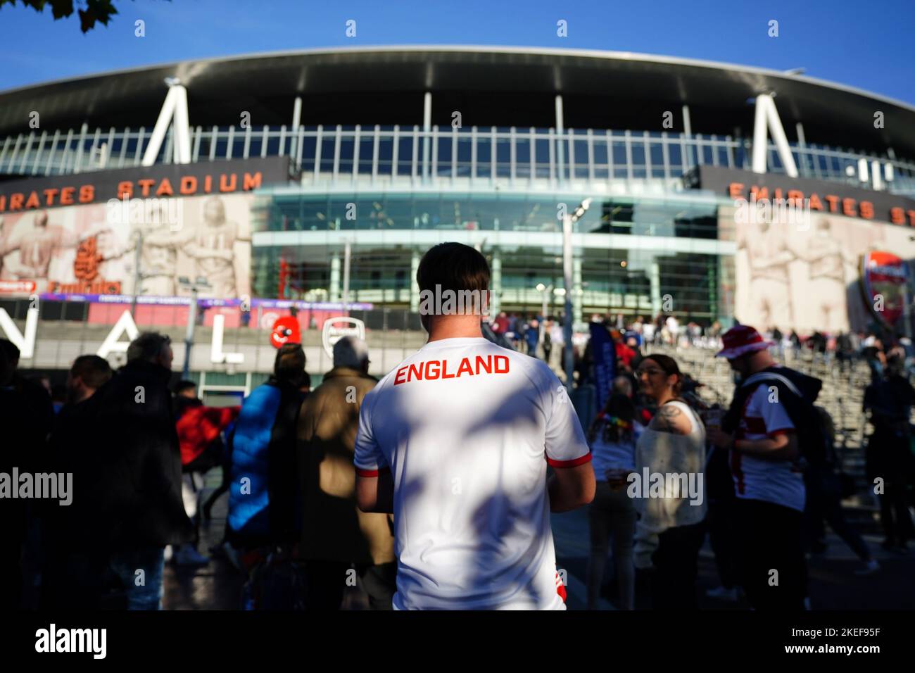 England-Fans kommen zum Halbfinalspiel der Rugby League im Emirates Stadium in London. Bilddatum: Samstag, 12. November 2022. Stockfoto