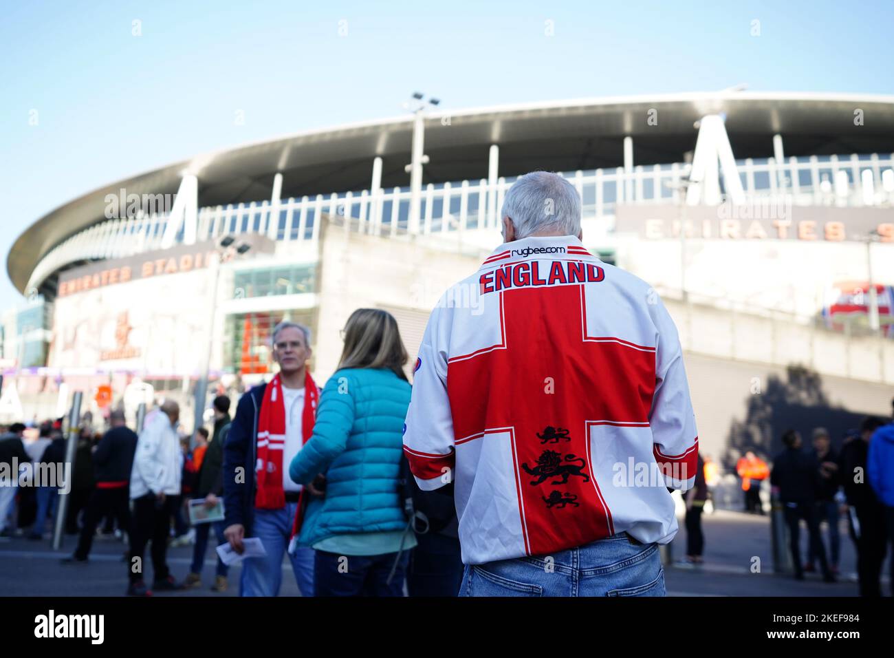 England-Fans kommen zum Halbfinalspiel der Rugby League im Emirates Stadium in London. Bilddatum: Samstag, 12. November 2022. Stockfoto