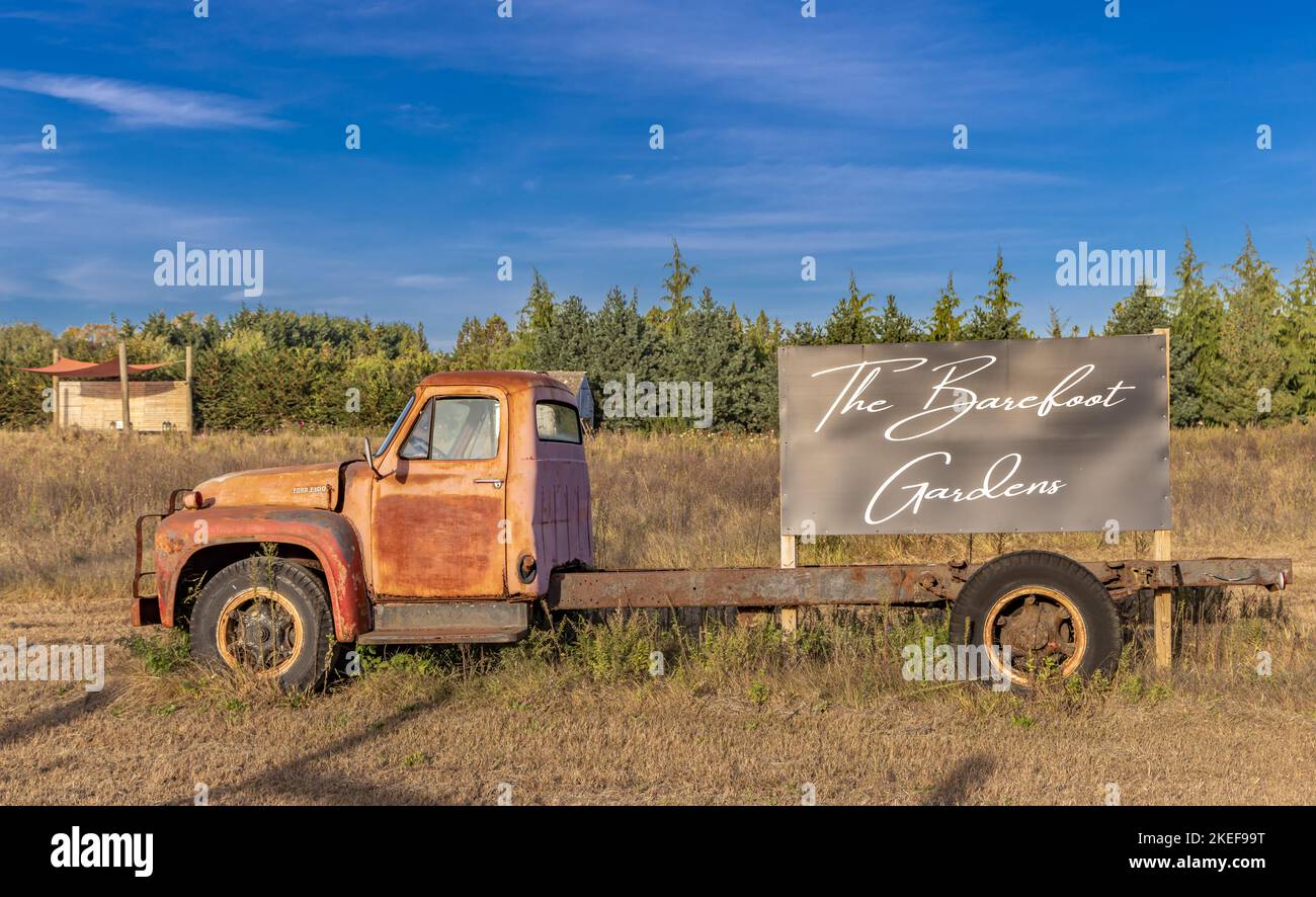 Ein alter Lastwagen, der die barfuß-Gärten anwirbt Stockfoto