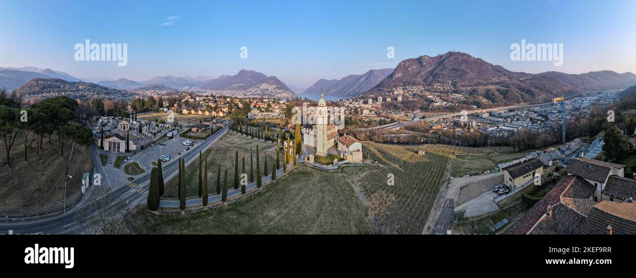 Drohnenansicht auf Kirche und Friedhof von Gentilino bei Lugano in der Schweiz Stockfoto