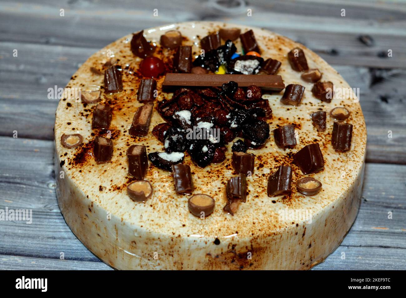 Festliche Karamellschokolade-Torte mit Karamell und Schlagsahne ...