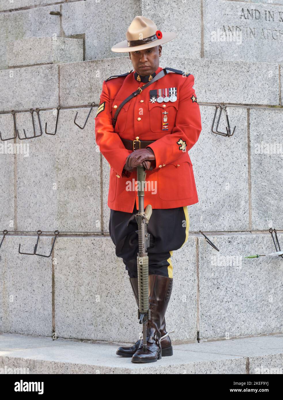 Halifax, Kanada. 11.. November 2022. RCMP-Offizier in traditioneller roter Uniform Wachmann am Gedenktag bei einer Zeremonie im Halifax Ceno Stockfoto
