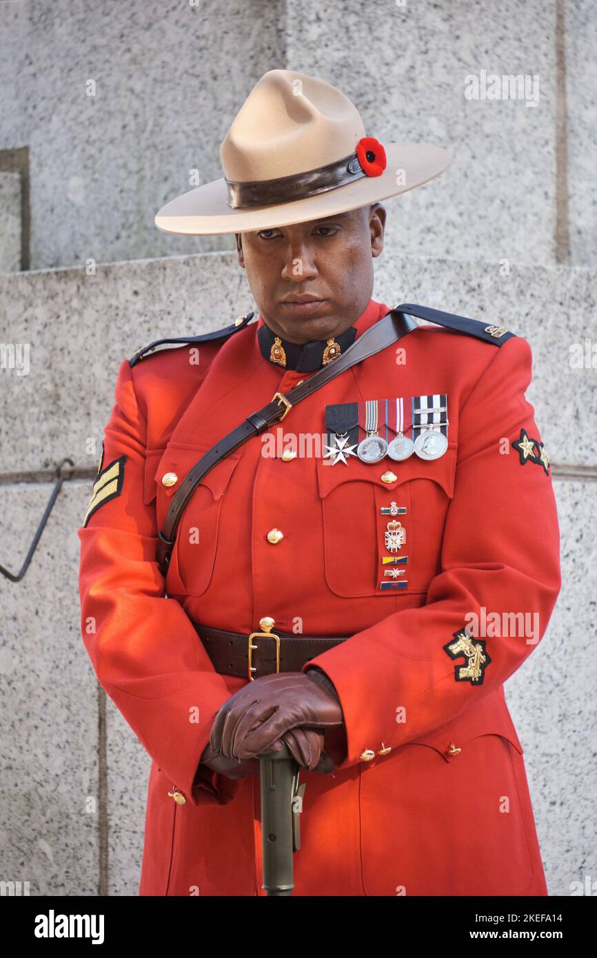 Halifax, Kanada. 11.. November 2022. RCMP-Offizier in traditioneller roter Uniform Wachmann am Gedenktag bei einer Zeremonie im Halifax Ceno Stockfoto