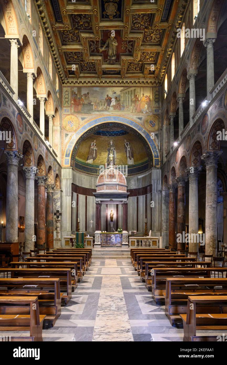 Rom. Italien. Innenraum der Basilika Sant'Agnese Fuori le Mura (Heilige Agnes vor den Mauern). Stockfoto
