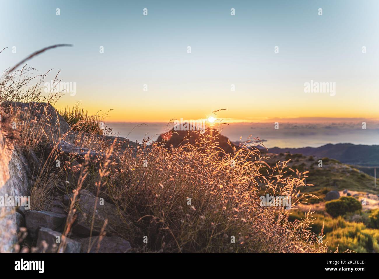 Beschreibung: Madeira Sonnenaufgang fotografiert von der wunderschönen Berglandschaft des Pico do Ariero. Pico do Arieiro, Madeira, Portugal, Europa. Stockfoto