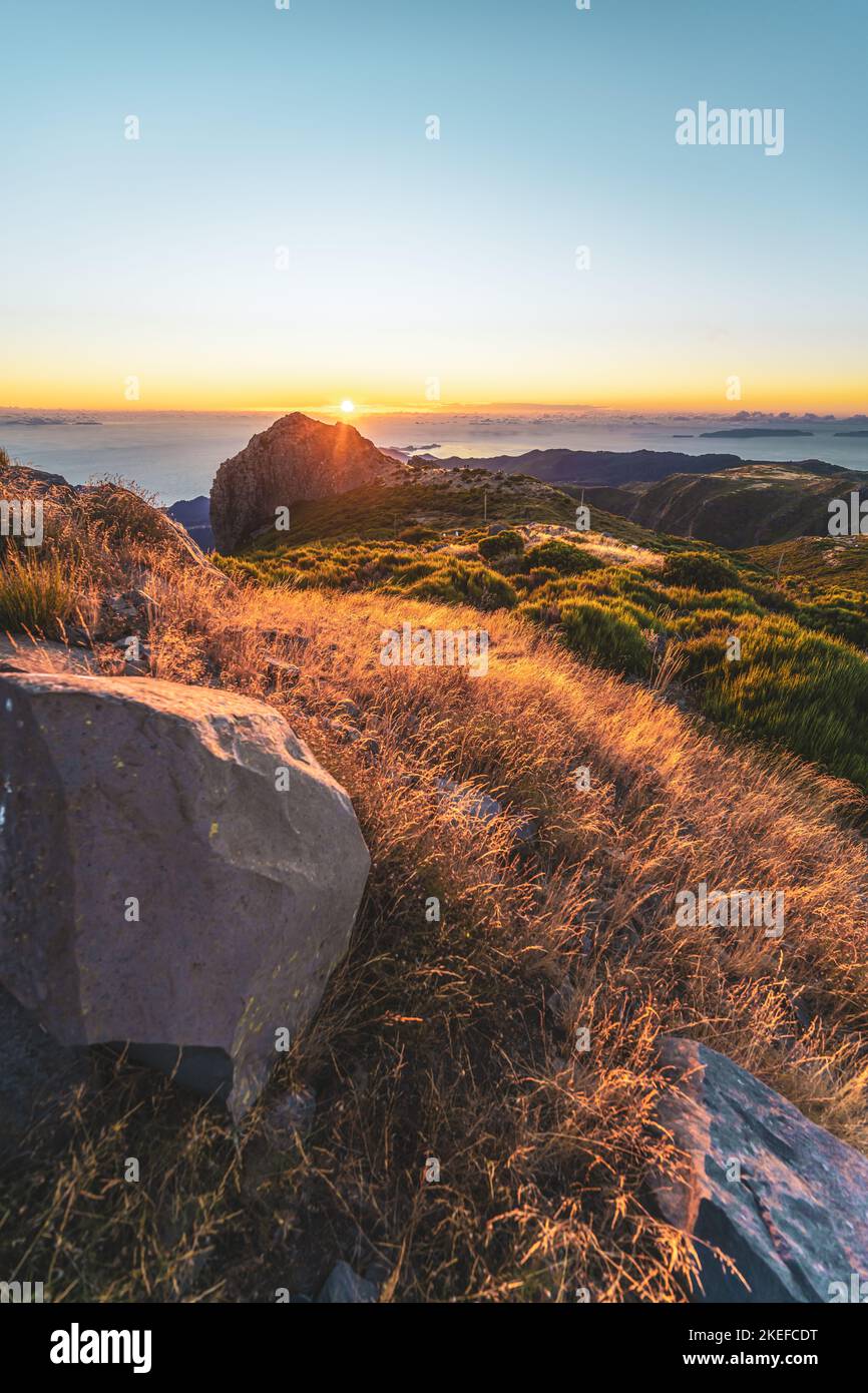 Beschreibung: Madeira Sonnenaufgang fotografiert von der wunderschönen Berglandschaft des Pico do Ariero. Pico do Arieiro, Madeira, Portugal, Europa. Stockfoto