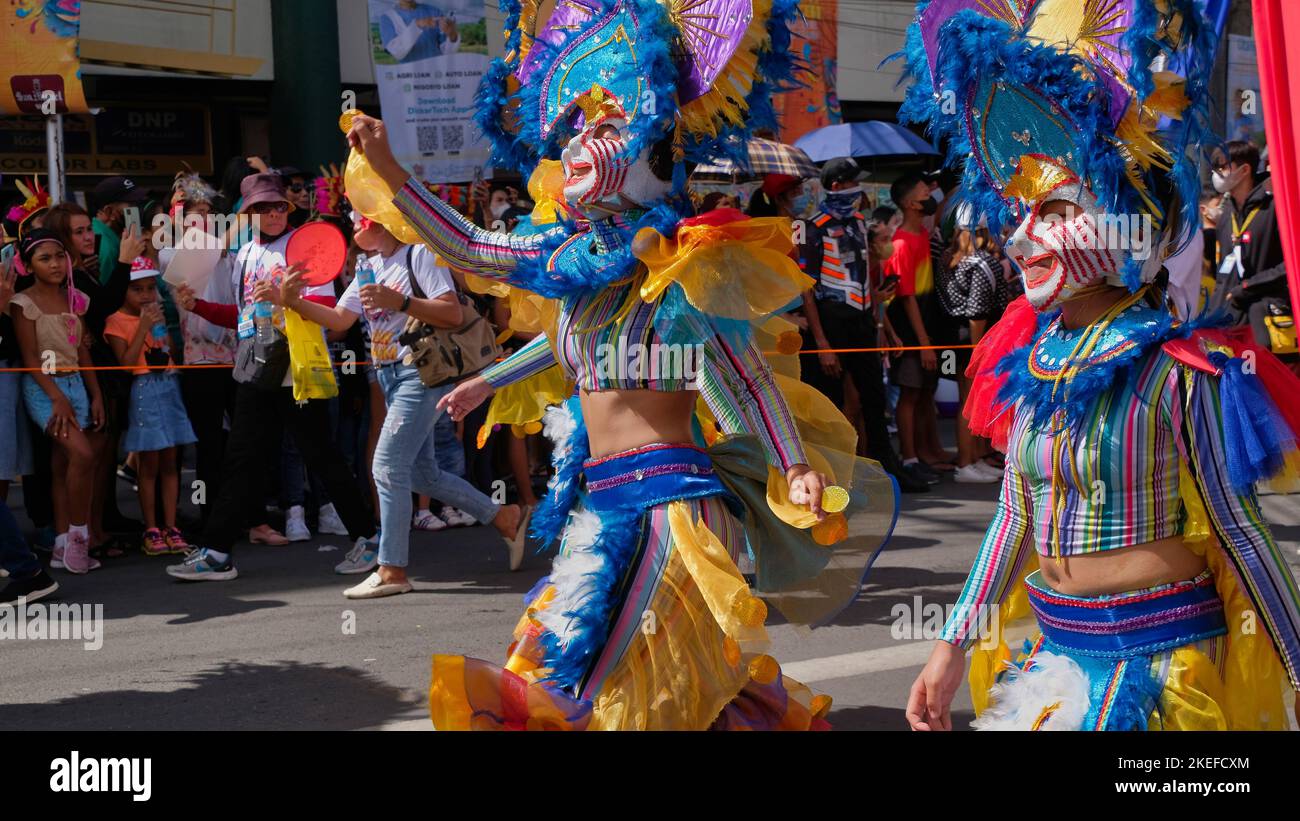 Die lächelnden Masken waren eine Erklärung der Menschen in Bacolod City, dass sie die Herausforderungen und Tragödien, die sie sind, durchziehen und überleben werden... Stockfoto