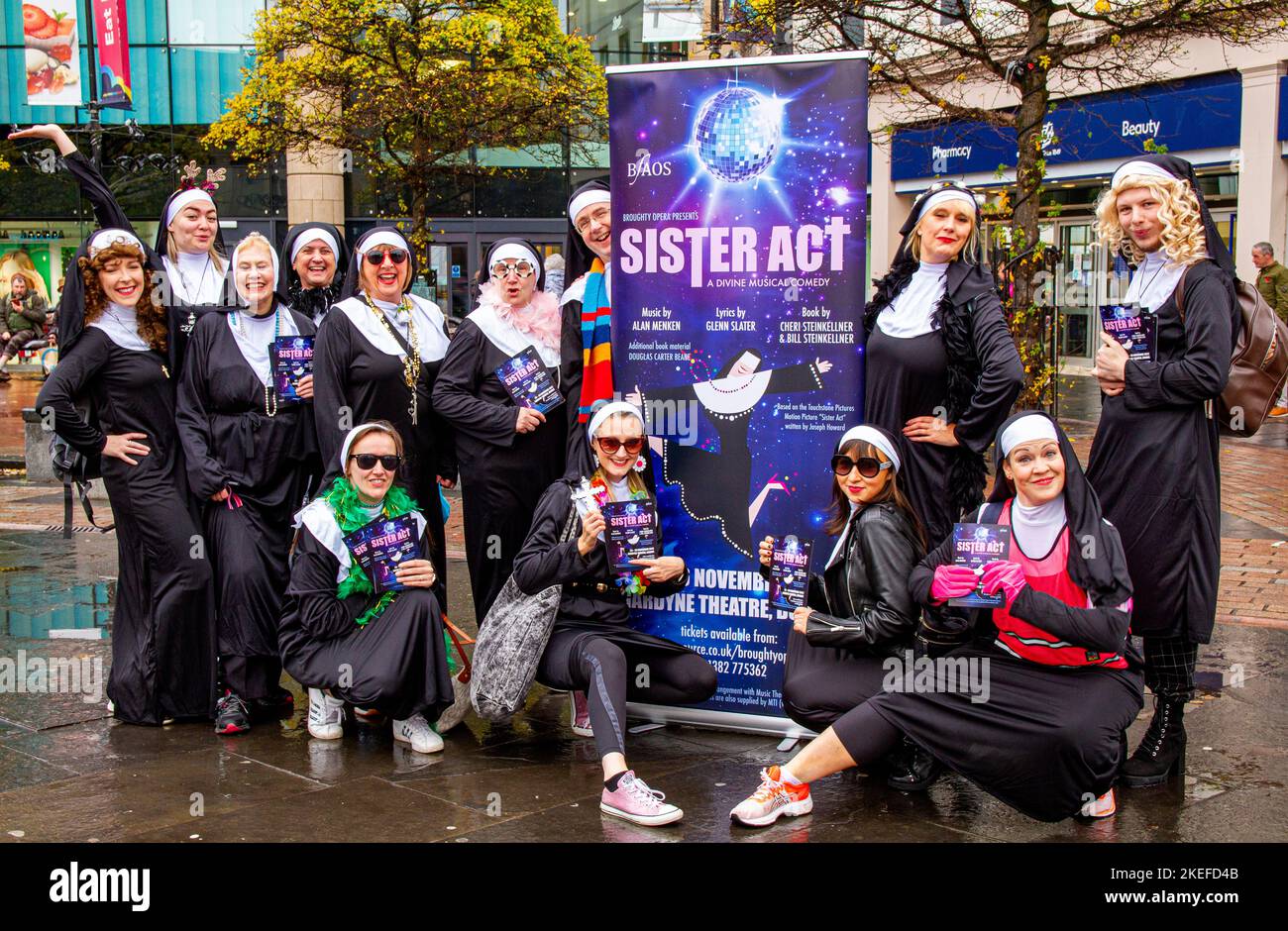 Dundee, Tayside, Schottland, Großbritannien. 12.. November 2022. Sister Act: The Broughty Opera, eine Amateuroperngesellschaft, präsentiert die Produktion von Sister Act, einer göttlichen musikalischen Komödie, die auf Joseph Howards gleichnamiger Hit-Film aus dem Jahr 1992 basiert. Die in Vollkostümen gekleideten Amateurschauspieler im gesamten Stadtzentrum werben für die musikalische Komödie, die vom 23. Bis 26. November 2022 im Gardyne Theatre von Dundee aufgeführt wird. Kredit: Dundee Photographics/Alamy Live Nachrichten Stockfoto
