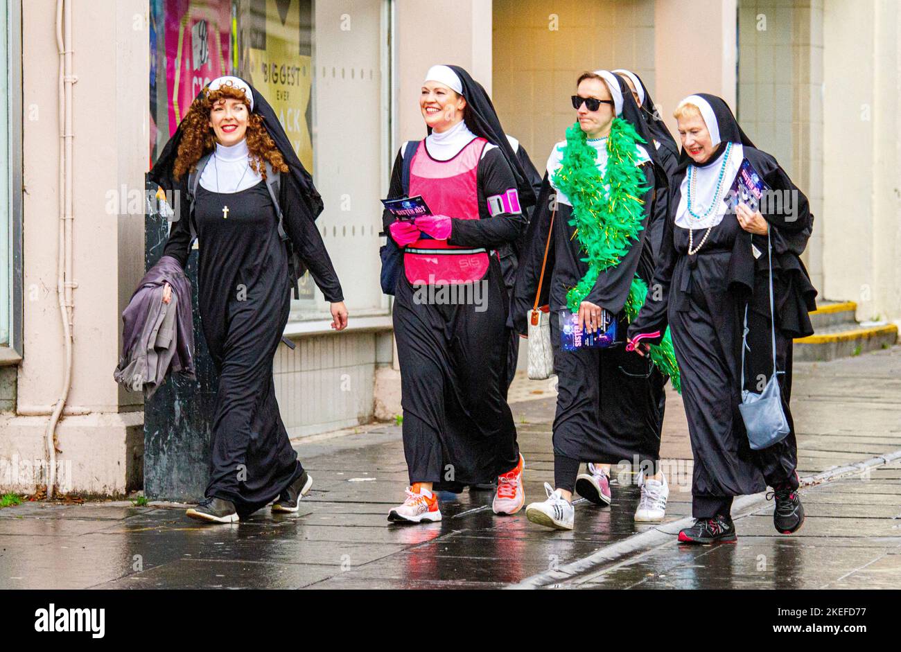 Dundee, Tayside, Schottland, Großbritannien. 12.. November 2022. Sister Act: The Broughty Opera, eine Amateuroperngesellschaft, präsentiert die Produktion von Sister Act, einer göttlichen musikalischen Komödie, die auf Joseph Howards gleichnamiger Hit-Film aus dem Jahr 1992 basiert. Die in Vollkostümen gekleideten Amateurschauspieler im gesamten Stadtzentrum werben für die musikalische Komödie, die vom 23. Bis 26. November 2022 im Gardyne Theatre von Dundee aufgeführt wird. Kredit: Dundee Photographics/Alamy Live Nachrichten Stockfoto