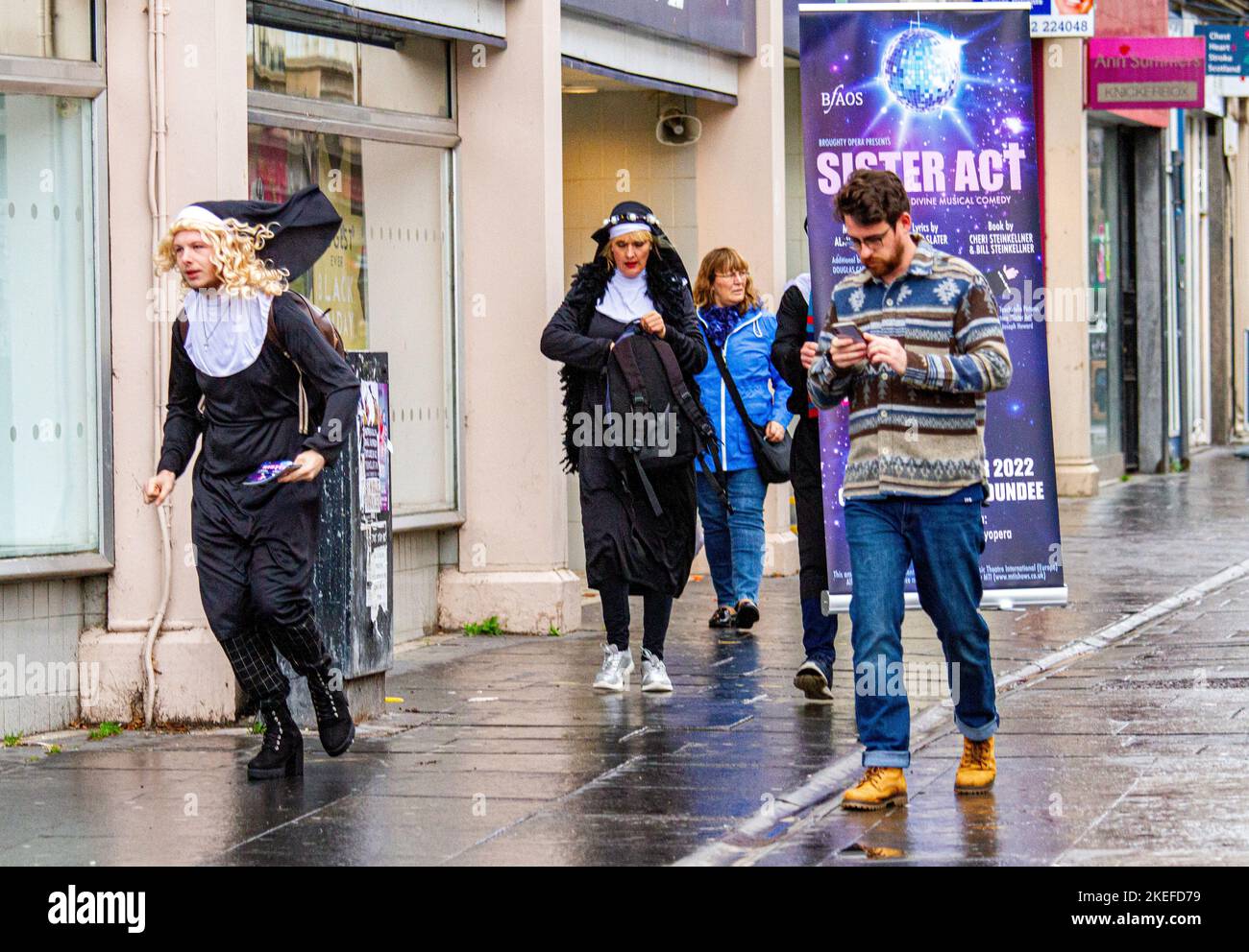 Dundee, Tayside, Schottland, Großbritannien. 12.. November 2022. Sister Act: The Broughty Opera, eine Amateuroperngesellschaft, präsentiert die Produktion von Sister Act, einer göttlichen musikalischen Komödie, die auf Joseph Howards gleichnamiger Hit-Film aus dem Jahr 1992 basiert. Die in Vollkostümen gekleideten Amateurschauspieler im gesamten Stadtzentrum werben für die musikalische Komödie, die vom 23. Bis 26. November 2022 im Gardyne Theatre von Dundee aufgeführt wird. Kredit: Dundee Photographics/Alamy Live Nachrichten Stockfoto