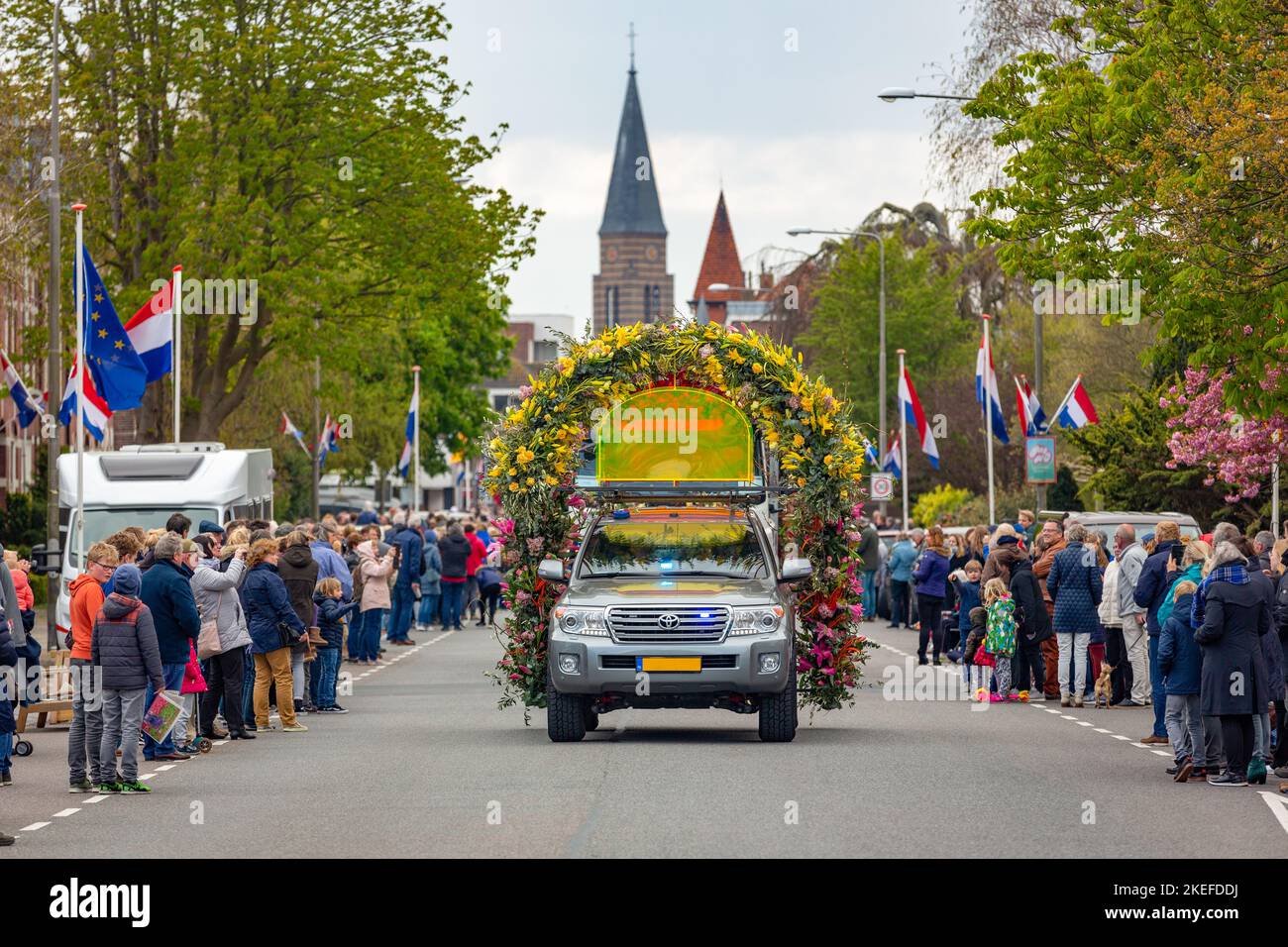 Viele Zuschauer an der jährlichen bloemencorso Glühlampe Blumenkorso in der hoofdstraat in der niederländischen Gemeinde Sassenheim. Am Samstag, den 13. April 2019. In Stockfoto