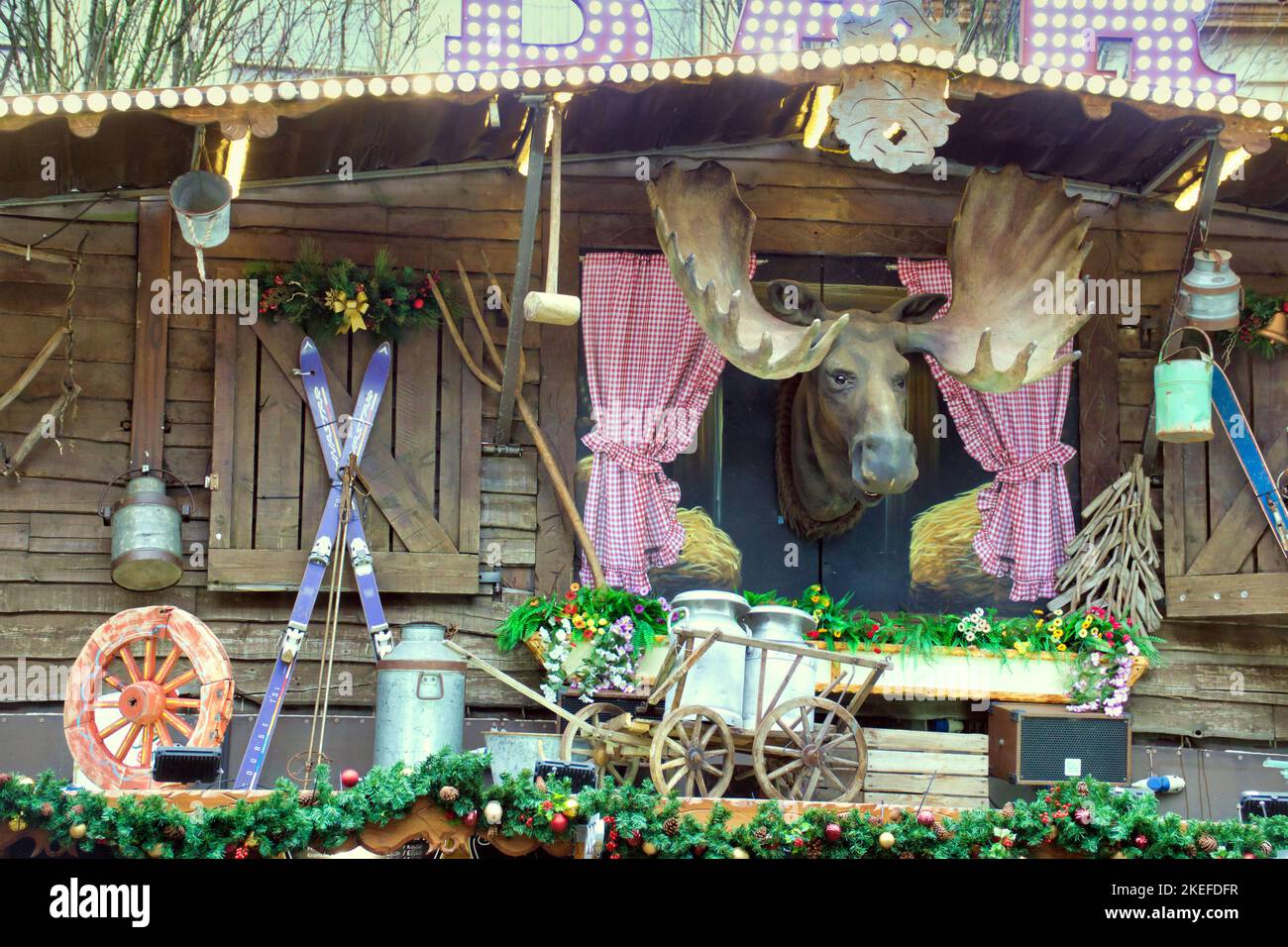 Dekorative rustikale Cowboy Ranch Fassade gingham Vorhänge Elch Kopf Wagen Stockfoto