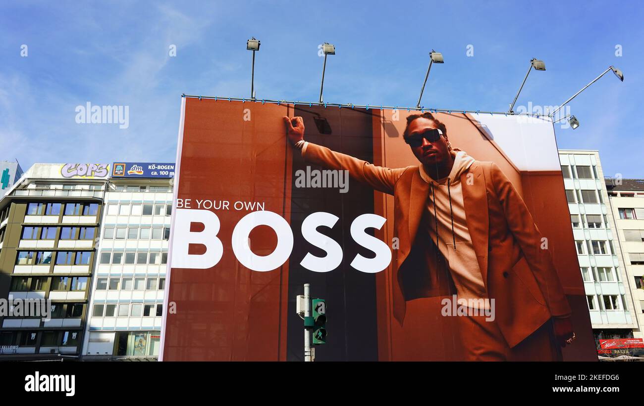 Giant Boss Werbetafel in der Düsseldorfer Innenstadt. Stockfoto