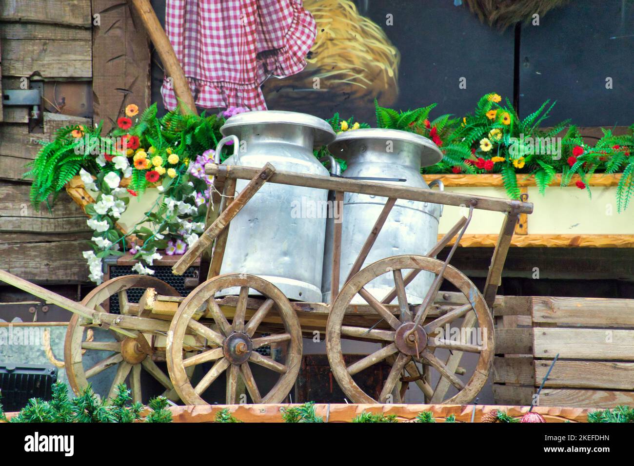 Dekorative rustikale Cowboy Ranch vor der Fassade Milch Churns und Wagen Stockfoto