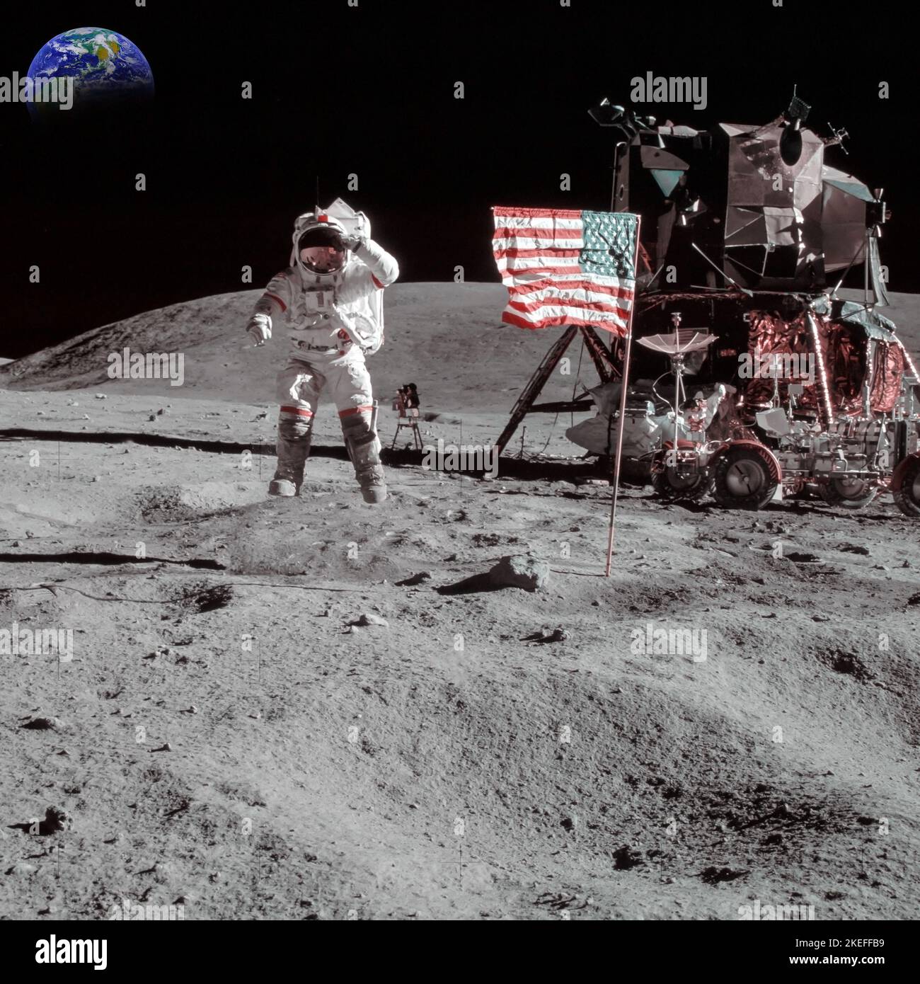 Astronaut auf dem Mond mit amerikanischer Flagge und Erde im Hintergrund. Elemente dieses Bildes, die von der NASA eingerichtet wurden. Lärm inklusive Stockfoto