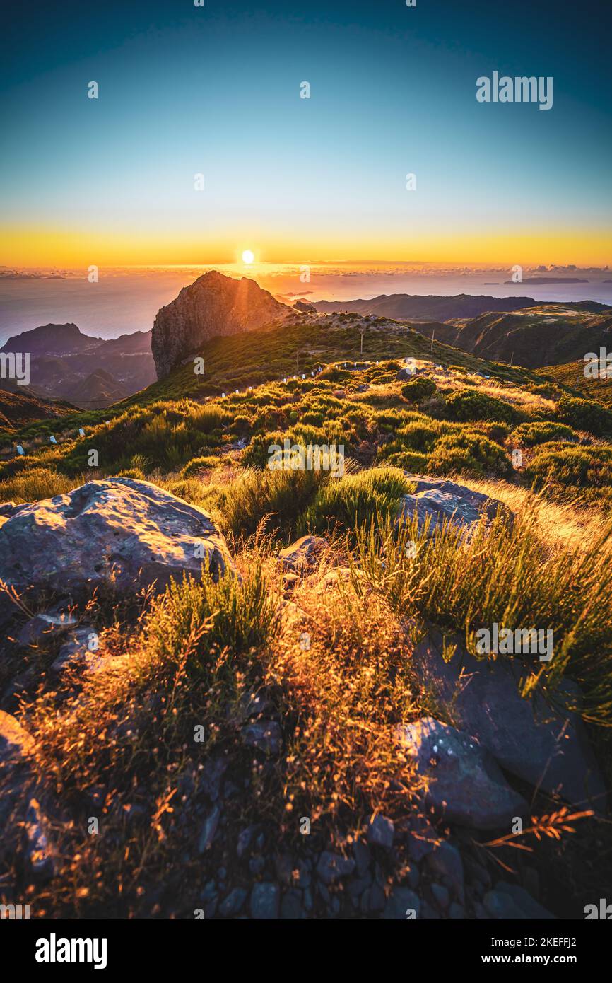 Beschreibung Touristen beobachten den Sonnenaufgang über der wunderschönen Berglandschaft des