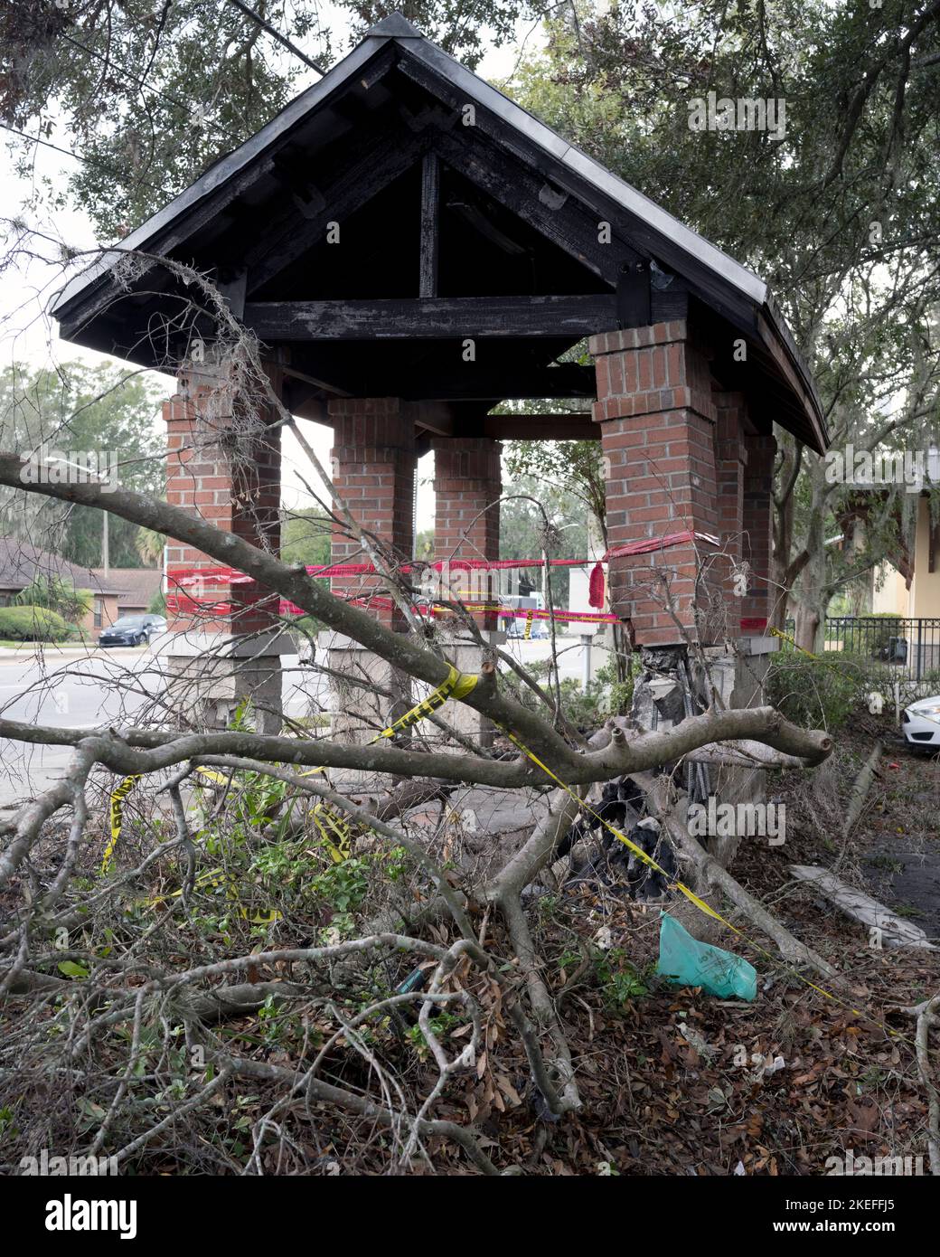 Gainesville, FL, USA. 11. NOVEMBER 2022. Ein Sturm und ein Blitz beschädigten die öffentliche Bushaltestelle nach Tropensturm Nicole. Quelle: Bill Ragan/Alamy Live News Stockfoto