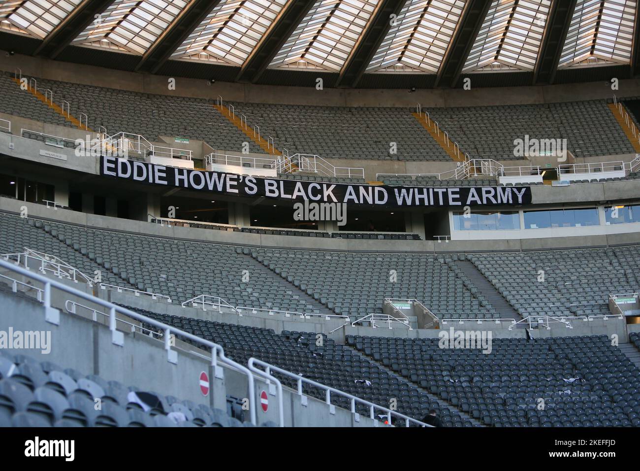 Eine Flagge, auf der ‘Eddie Howe’s Black and White Army’ während des Premier League-Spiels zwischen Newcastle United und Chelsea im St. James's Park, Newcastle, am Samstag, den 12.. November 2022, angezeigt wird. (Quelle: Michael Driver | MI News) Stockfoto