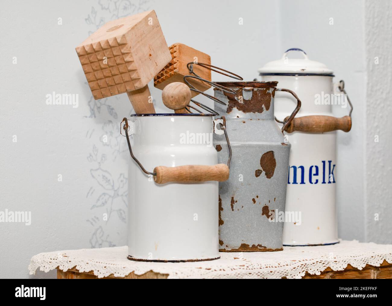 Alte Milchdosen, Fleischpisser und Küchenutensilien Stockfoto