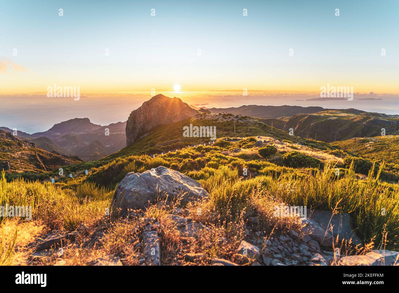 Beschreibung Touristen beobachten den Sonnenaufgang über der wunderschönen Berglandschaft des
