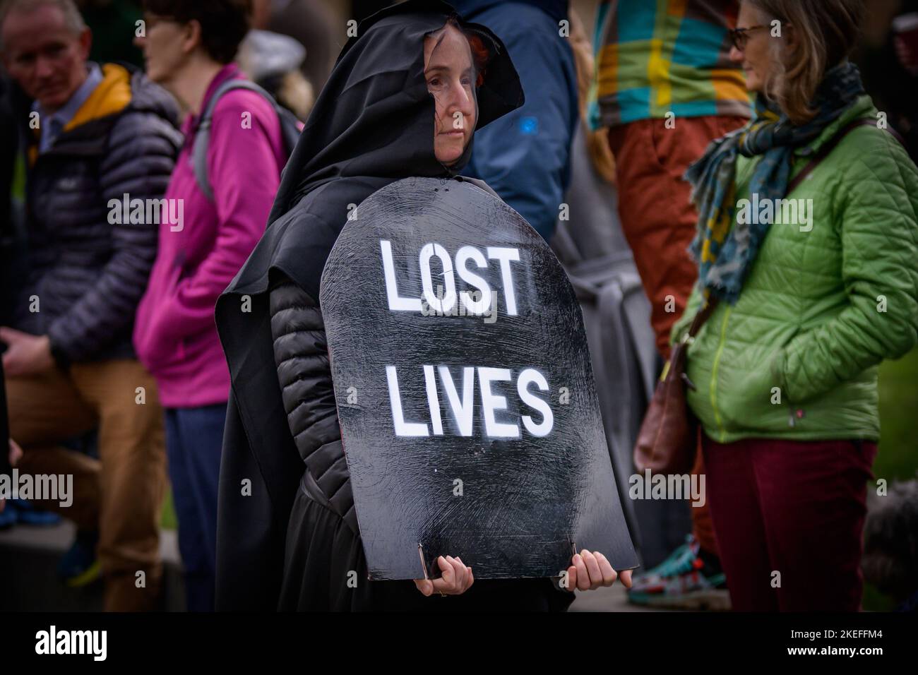 Demonstranten beim solidaritätsmarsch von Edinburgh COP27, bei dem Tausende von Teilnehmern durch die Stadt vom St. Andrew’s Square zum schottischen Parlament gingen. Die Demonstration war Teil einer Massenmobilisierung auf der ganzen Welt, die Tausende von Menschen auf die Straße gebracht hat, um in Solidarität mit dem Globalen Aktionstag, der von ägyptischen Gruppen bei den UN-Klimaverhandlungen COP27 aufgerufen wurde, Klimagerechtigkeit zu fordern. Es wurde von der Edinburgh Climate Coalition, Climate Justice Coalition, Stop Climate Chaos Scotland, Friends of the Earth Scotland, Global Justice Now & Extinction Rebellion Scotland organisiert. Stockfoto